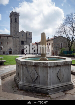 L'abbaye de San Salvatore est l'édifice sacré en style roman qui donne son nom à la municipalité d'Abbadia San Salvatore, l'Italie. Banque D'Images