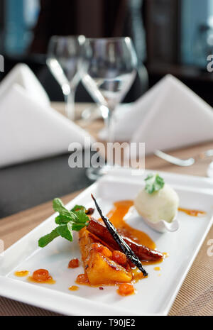 Ananas grillé, cuit au sirop délicieux dessert au restaurant table Banque D'Images