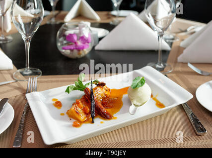 Ananas grillé, cuit en sirop, dessert au restaurant table Banque D'Images