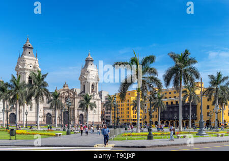 Lima Pérou. Plaza de Armas (Plaza Mayor) dans le centre historique (Centro historico), regard vers la cathédrale, Lima, Pérou, Amérique du Sud Banque D'Images