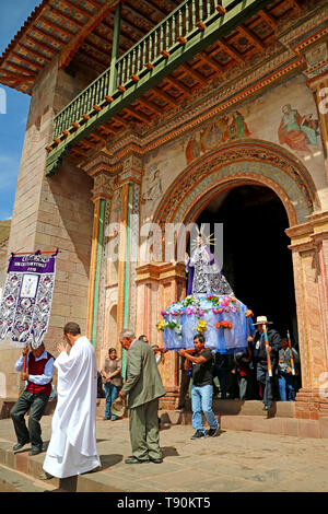 Le défilé de jour de l'Ascension de San Pedro de Andahuaylillas, Église Apostol de région de Cuzco, Pérou Banque D'Images