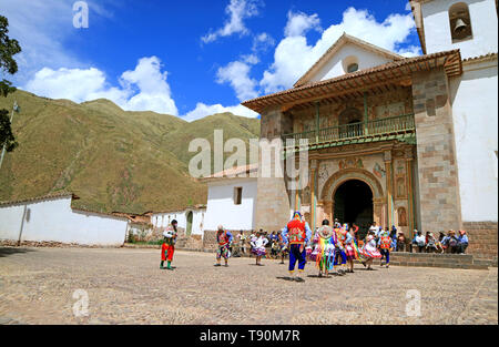 La célébration du Jour de l'ascension à San Pedro Apostol de Andahuaylillas Andahuaylillas, église, ville du sud de la vallée de la région de Cuzco, Pérou, Amérique du Sud Banque D'Images