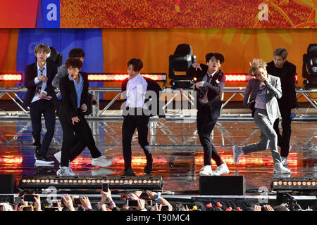 Kim Tae-hyung, Park Ji-min, Jungkook, Suga, Kim Seok-jin, RM et J-L'espoir d'effectuer sur les BTS 'Good Morning America' le 15 mai 2019 dans la ville de New York. Banque D'Images