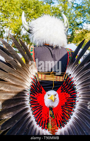 Inidigenous homme portant des insignes à Eagle Feather DTES Pow-wow et à la célébration culturelle, Oppenheimer Park, Vancouver, British Columbia, Canada Banque D'Images