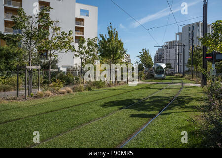 Lyon, dans un Straßenbahntrasse Neubaugebiet begrünte Banque D'Images