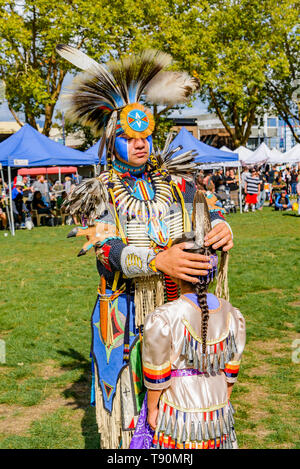 Inidigenous homme portant des perles et plumes à regalia Pow Wow DTES et fête culturelle, Oppenheimer Park, Vancouver, British Columbia, Canada Banque D'Images