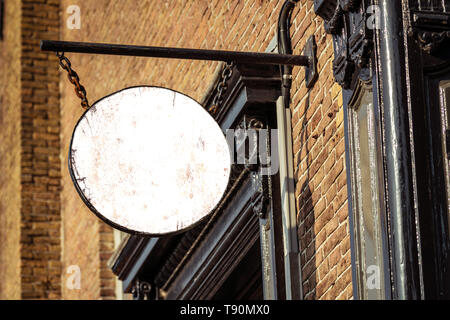 Blank round store pancarte immersive street sign avec circulaire vide shop template monté sur mur de briques pour la signalisation Banque D'Images