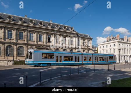 Grenoble, la société Straßenbahn suis Place de Verdun - Grenoble, tramway moderne à la Place de Verdun Banque D'Images