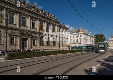 Grenoble, la société Straßenbahn suis Place de Verdun - Grenoble, tramway moderne à la Place de Verdun Banque D'Images