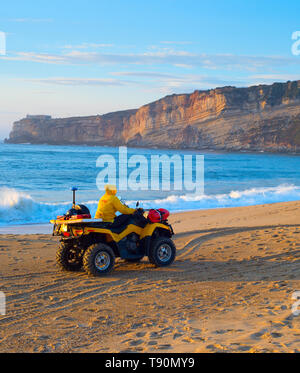 Lifeguard équitation un buggy à la plage sur l'océan au coucher du soleil. Caldas da Rainha, Portugal Banque D'Images