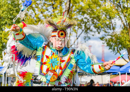 Jeune garçon danse, DTES Pow-wow et à la célébration culturelle, Oppenheimer Park, Vancouver, British Columbia, Canada Banque D'Images