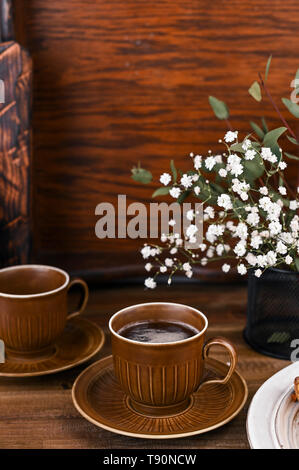 Tasses de thé dans le style vintage avec des éléments de décor. Fond de bois et de la vaisselle Banque D'Images