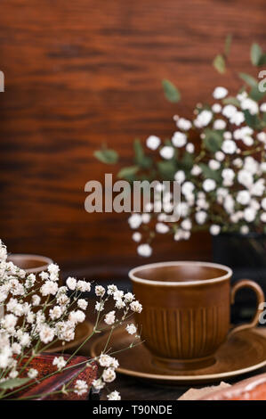 Tasses de thé dans le style vintage avec des éléments de décor. Fond de bois et de la vaisselle Banque D'Images