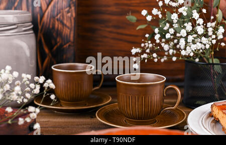 Tasses à thé de style vintage avec éléments de décor. Fond en bois et plats. Banque D'Images