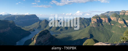 Vue panoramique sur le Blyde River Canyon (aussi connu sous le nom de Motlatse Canyon), dans la Route Panorama, Mpumalanga, Afrique du Sud. Banque D'Images