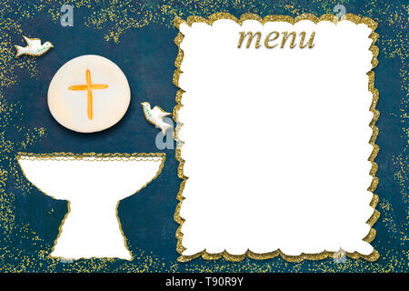 Première communion carte d'invitation menu.Golden Chalice et colombes sur papier bleu fond avec blank sign pour écrire le menu. Banque D'Images