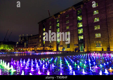 Fontaine Couleur de nuit en face de l'Édifice Central St Martins dans Grenier Square , Kings Cross, London Banque D'Images