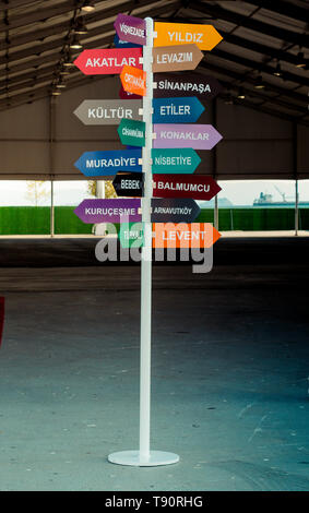 Colorful panneaux indicateurs dans la ville d'Istanbul, Turquie, pour l'affichage Banque D'Images