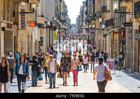 Bordeaux, France - 14 juin 2017 : les gens marcher sur la rue Sainte-Catherine au centre-ville de Bordeaux. La rue Sainte-Catherine, un 1,2 km de long s piétons Banque D'Images