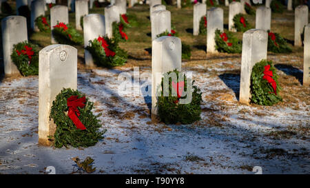 Des couronnes placées sur les tombes dans un cimetière national, en Virginie. Banque D'Images