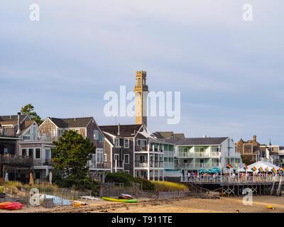 Le Pilgrim Monument et Provincetown, Cape Cod, MA, vu de la plage. Ptown LGBT friendly, est parti voir en premier plan avec les drapeaux de la fierté gaie. Banque D'Images