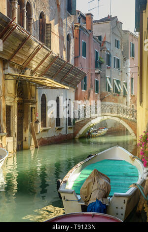 Pont sur canal Rio della Maddalena dans Venise. Italie Banque D'Images