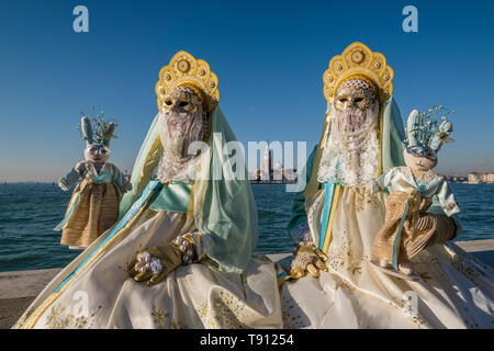 Deux personnes masquées feminin dans de beaux costumes créatifs, posant au Grand Canal, Canal Grande, pour célébrer le Carnaval de Venise, l'île San Gior Banque D'Images