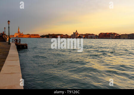 Fondamenta Zattere Allo Spirito et Lagune de Venise sur le coucher du soleil à Venise. Italie Banque D'Images