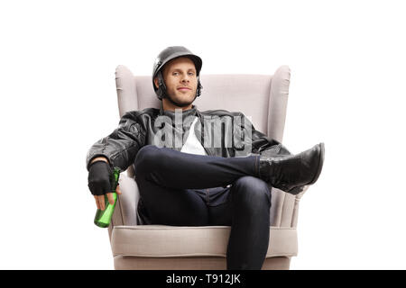 Biker avec une bouteille de bière assis dans un fauteuil isolé sur fond blanc Banque D'Images