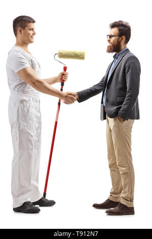 Profil de toute la longueur d'un homme avec un peintre décorateur rouleau en serrant la main d'un homme barbu isolé sur fond blanc Banque D'Images