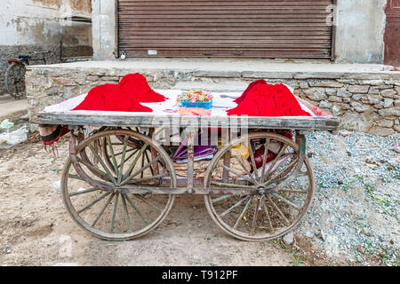 Festival des couleurs Holi à sec pour la vente sur la rue dans la ville de Pushkar, Rajasthan, Inde. Banque D'Images