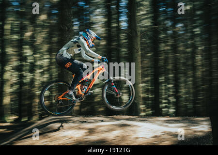 Les coureurs de vélo de montagne au saut à la tables BikePark Galles Trail Centre à Merthyr Tydfil, Galles du Sud. Images montre la rapidité de l'riders Banque D'Images