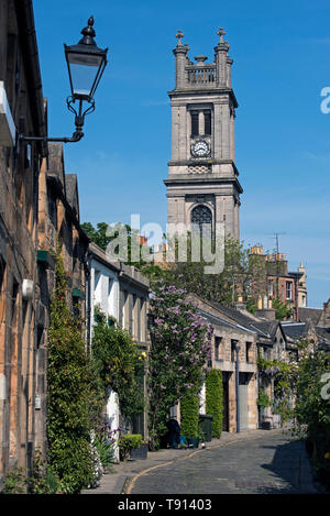 La vue le long Circus Lane à la direction St Stephen's Church dans le Stockbridge domaine de la nouvelle ville d'Édimbourg. Banque D'Images