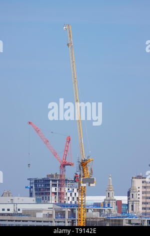 Grues à tour sur l'horizon horizon dans le centre-ville de Leeds Banque D'Images