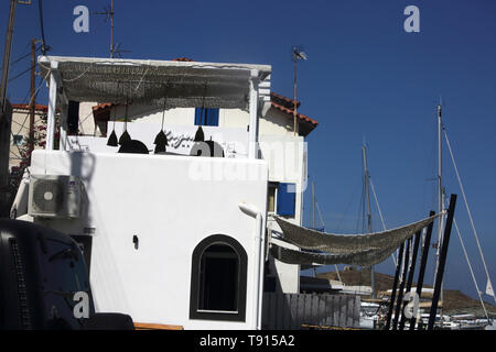 L'île de Kea Vourkari Grèce bar 'kayak' et d'appartements de vacances Banque D'Images