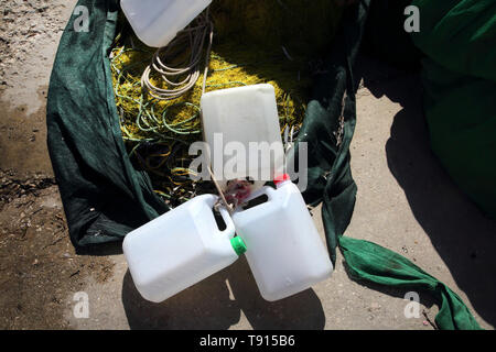 L'île de Kea Vourkari Grèce les bouteilles en plastique utilisé comme flotte sur les filets de pêche Banque D'Images