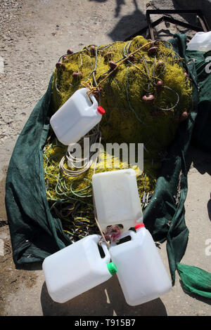 L'île de Kea Vourkari Grèce les bouteilles en plastique utilisé comme flotte sur les filets de pêche Banque D'Images