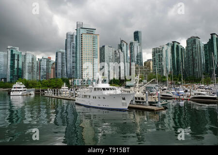 Bateau de croisière au Vancouver Trade and Convention Centre à centre port et des tours du centre-ville de Vancouver, British Columbia, Canada Banque D'Images