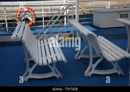 L'île de Kéa Grèce Bancs Ferry sur pont supérieur. Banque D'Images