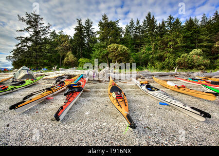 Kayaks sur la plage de shell beach, la Princesse Maragret Parc marin, l'Île de Portland, Réserve de parc national des îles Gulf, en Colombie-Britannique, Canada. Banque D'Images