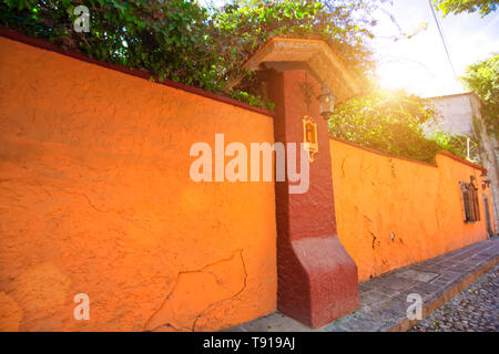 Le Mexique, bâtiments colorés et rues de San Miguel de Allende en Zona Centro de centre-ville historique Banque D'Images