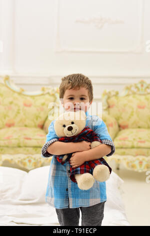 Jeu d'enfant, jouets pour enfants et de la famille. bonne journée. enfance heureuse. Soins de santé et le développement. Petit Garçon jouant avec l'ours. petit garçon jouer à la maison. Famille Banque D'Images