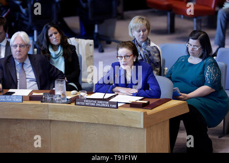 (190515) -- ORGANISATION DES NATIONS UNIES, le 15 mai 2019 (Xinhua) -- Henrietta Fore (R, avant), directeur exécutif de l'Organisation des Nations Unies pour l'enfance (UNICEF), le Conseil de sécurité sur la situation au Yémen, au siège des Nations Unies à New York, le 15 mai 2019. Henrietta Fore le mercredi a demandé instamment à toutes les parties au conflit au Yémen d'ouvrir des portes pour diffusion immédiate et à long terme, l'accès humanitaire et de permettre aux jours de tranquillité pour vacciner et aider les enfants. (Xinhua/Muzi Li) Banque D'Images