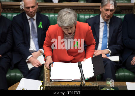 Londres, Royaume-Uni. 15 mai, 2019. Le Premier ministre britannique Theresa May (avant) assiste à la Questions au Premier ministre à la Chambre des communes de Londres, Royaume-Uni, le 15 mai 2019. Le Premier ministre britannique Theresa peut a confirmé mercredi qu'elle veut encore UK à quitter l'Union européenne (UE), mais elle a rejeté une deuxième référendum ou restant dans l'union douanière. Peut décrit son espoir lors de questions au premier ministre à la Chambre des communes. Credit : Parlement du Royaume-Uni/Jessica Taylor/Xinhua/Alamy Live News Banque D'Images