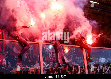 DOETINCHEM, 15-05-2019 Stadium de Vijverberg, saison 2018 / 2019 de l'Eredivisie néerlandaise , le football. Résultat 1-4 , Fans avec un feu d'artifice Banque D'Images