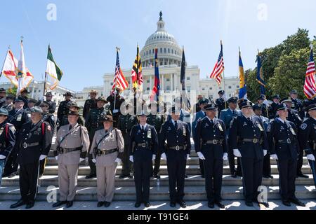 Washington DC, USA. 15 mai, 2019. Garde d'honneur de la police sont devant le Capitole au cours de la 38e conférence annuelle des agents de la paix du Service Commémoratif National assisté par président américain Donald Trump, 15 mai 2019 à Washington, DC. Credit : Planetpix/Alamy Live News Banque D'Images