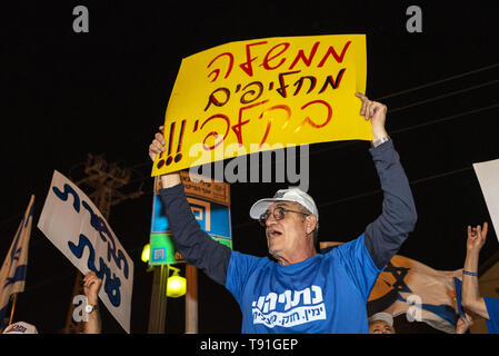 7 avril 2019 - Be'er Sheva, Israël - un homme âgé vu en tenant haute son placard tout en criant pendant le rallye.Les membres de l'Likoud israélien manifestation en soutien du Premier Ministre, Benjamin Netanyahu, à Be'er Sheva, Israël. Ronen Crédit : Tivony SOPA/Images/ZUMA/Alamy Fil Live News Banque D'Images