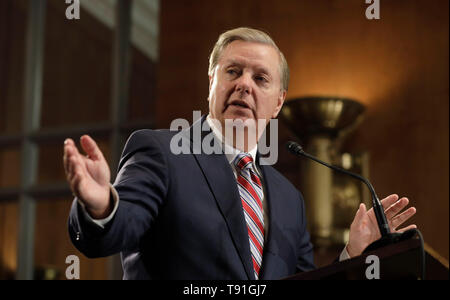Washington DC, USA. 15 mai, 2019. Le Président du Comité judiciaire du Sénat Lindsey Graham lors d'une conférence de presse sur la colline du Capitole, le 15 mai 2019 à Washington, D.C. Graham prévoit de nouvelles mesures législatives visant à aborder la crise des réfugiés sur la frontière sud. Credit : Planetpix/Alamy Live News Banque D'Images