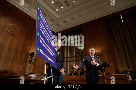 Washington DC, USA. 15 mai, 2019. Le Président du Comité judiciaire du Sénat Lindsey Graham, droite, et U.S Customs and Border Protection Commissaire par intérim John Sanders, gauche, lors d'une conférence de presse sur la colline du Capitole, le 15 mai 2019 à Washington, D.C. Graham prévoit de nouvelles mesures législatives visant à aborder la crise des réfugiés sur la frontière sud. Credit : Planetpix/Alamy Live News Banque D'Images