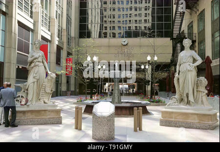 Chicago, USA. 15 mai, 2019. Photo prise le 15 mai 2019 montre le Chicago Board of Trade Building dans le centre-ville de Chicago, aux États-Unis. Chicago Board of Trade (CBOT) augmenté à terme du soja le mercredi, que les courtes couvrant a continué à soutenir le marché du soja. Cependant, les cours de clôture la graine de l'huile sont inférieurs à leur plafond quotidien, alors que les investisseurs prennent des positions courtes et se dirigeant vers les portes de sortie. Credit : Wang Ping/Xinhua/Alamy Live News Banque D'Images